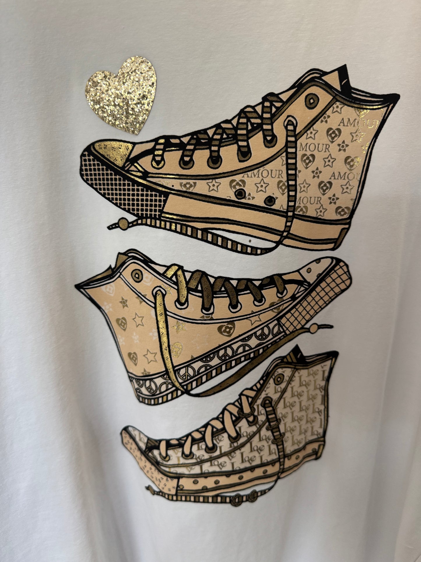 T shirt sneakers