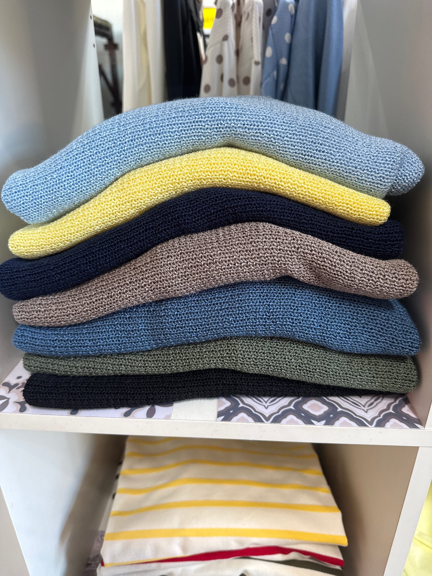 Maglia con spacchi sulle braccia