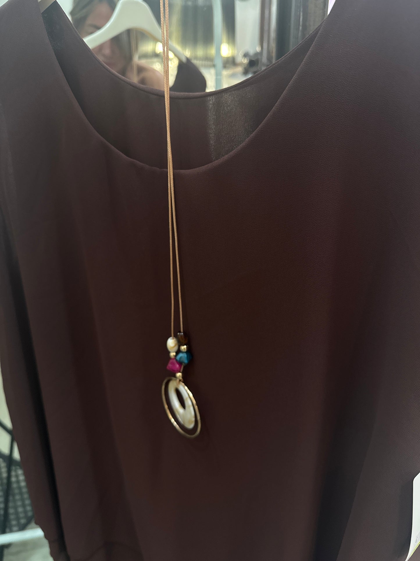 Blusa over smanicata con collana