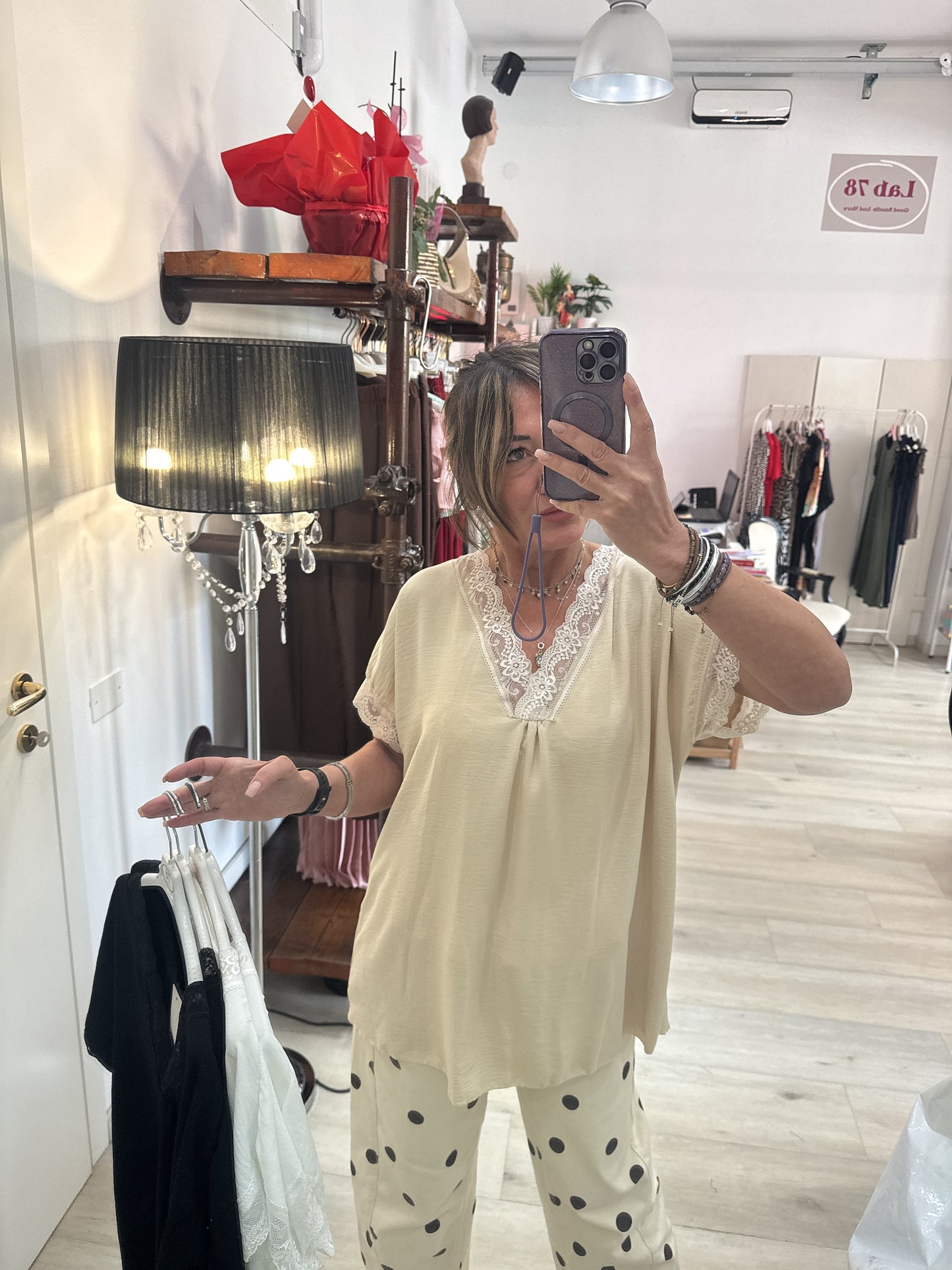 Blusa over con pizzo