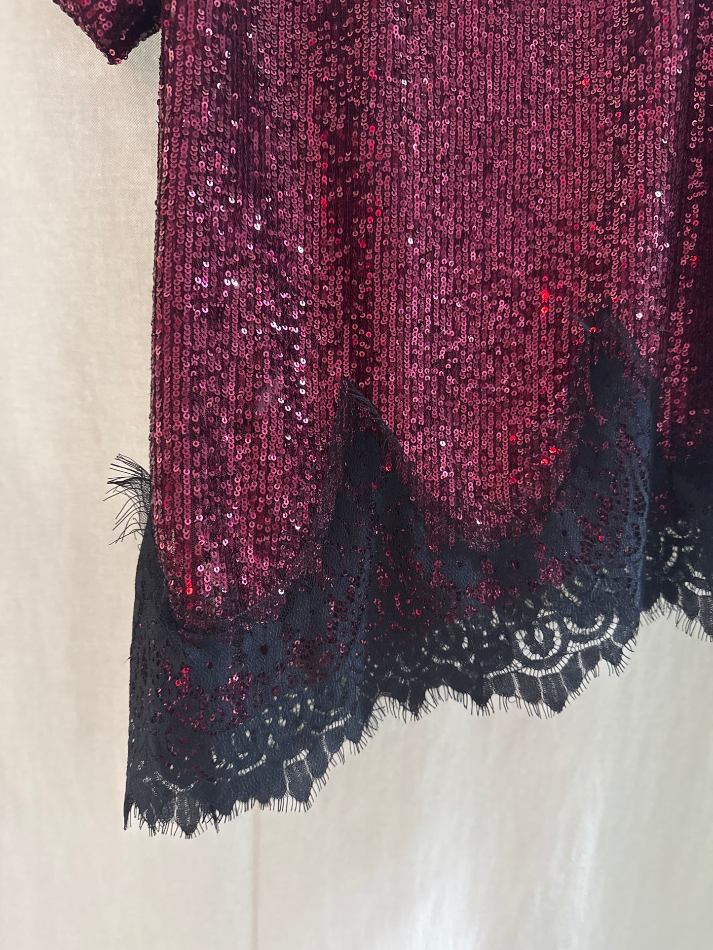 Maglietta con pailettes e pizzo