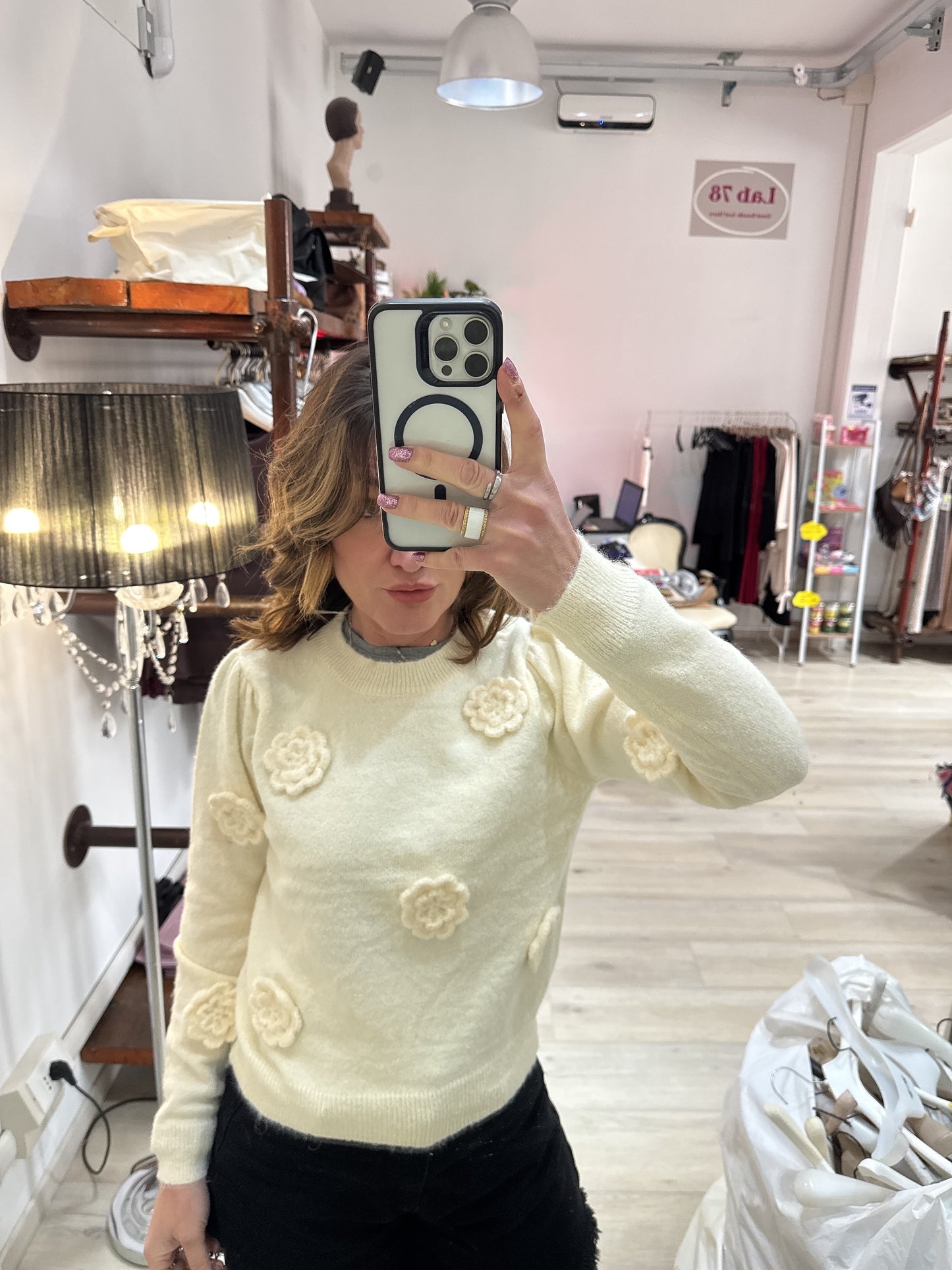 Maglioncino con fiori applicati