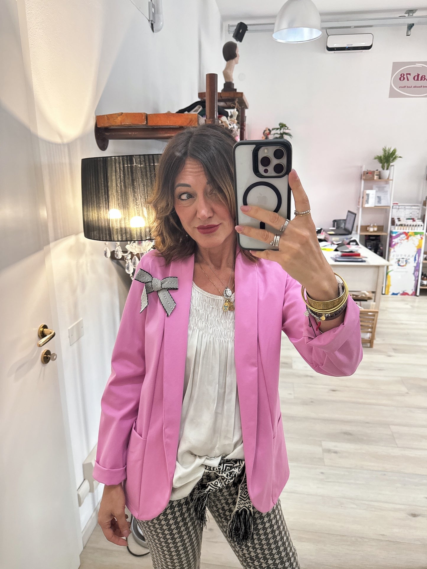 Blazer con spilla