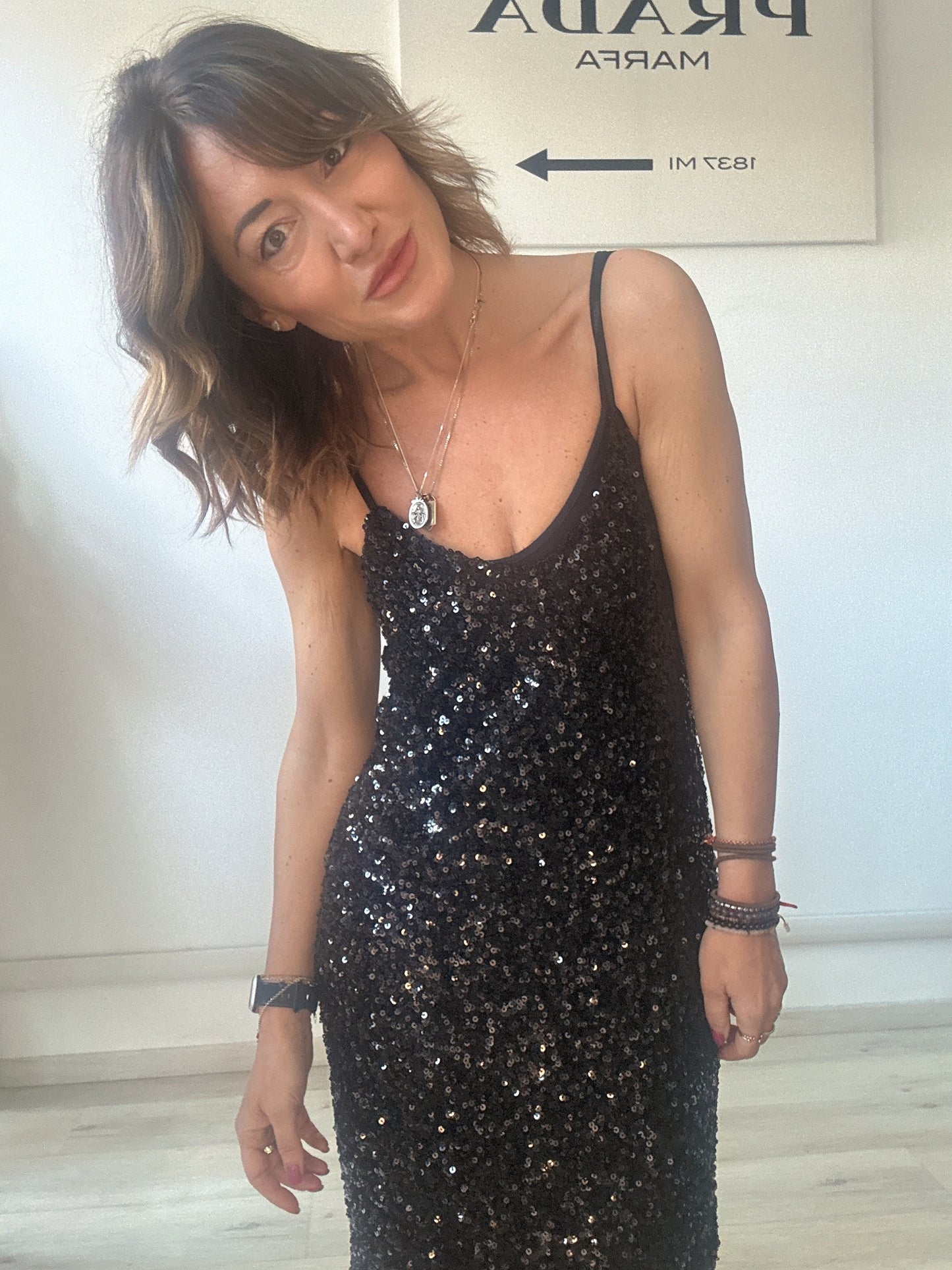 Abito in paillettes con bretelle