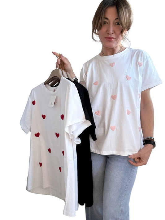 T shirt con cuori ricamati