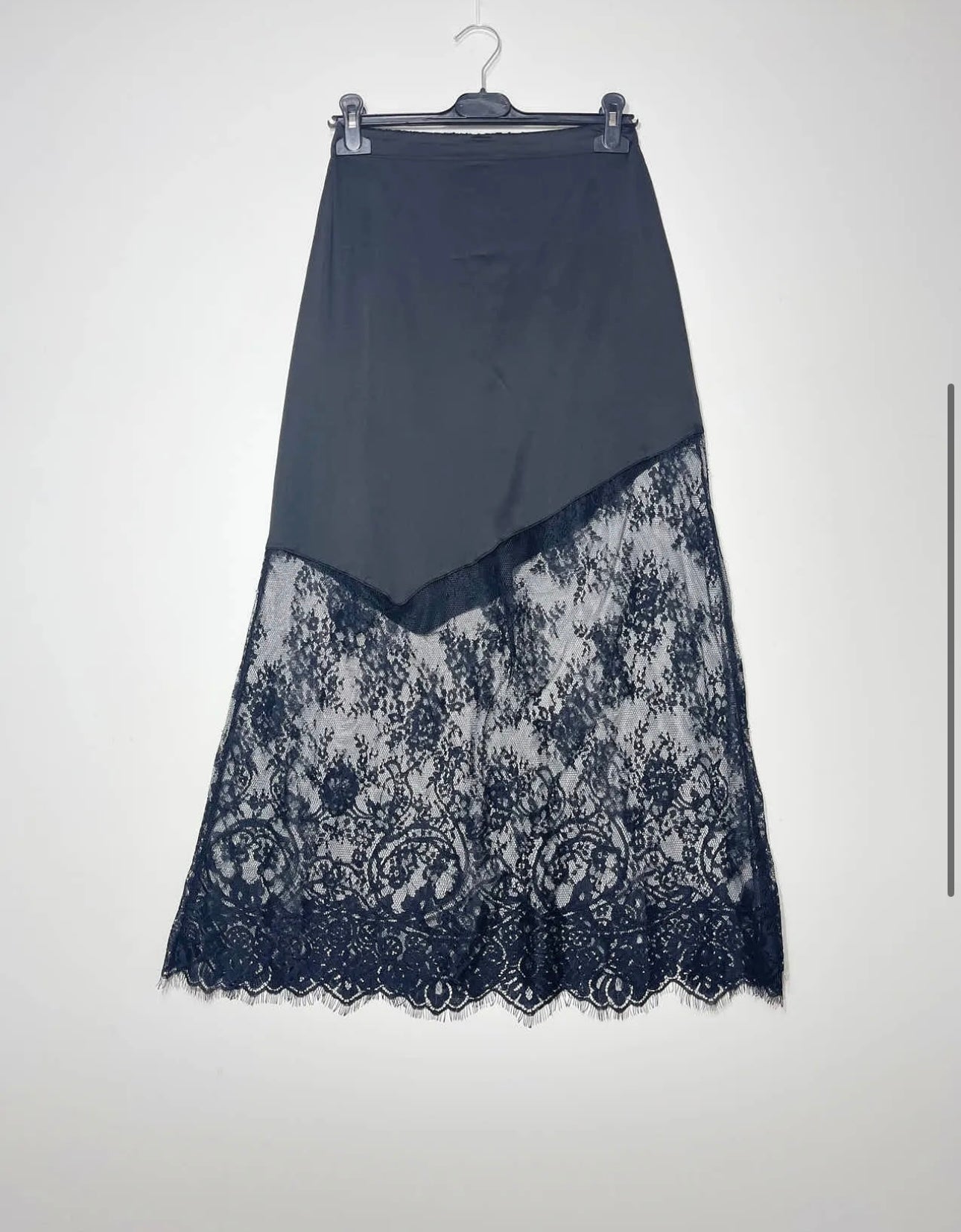 Gonna in satin e pizzo