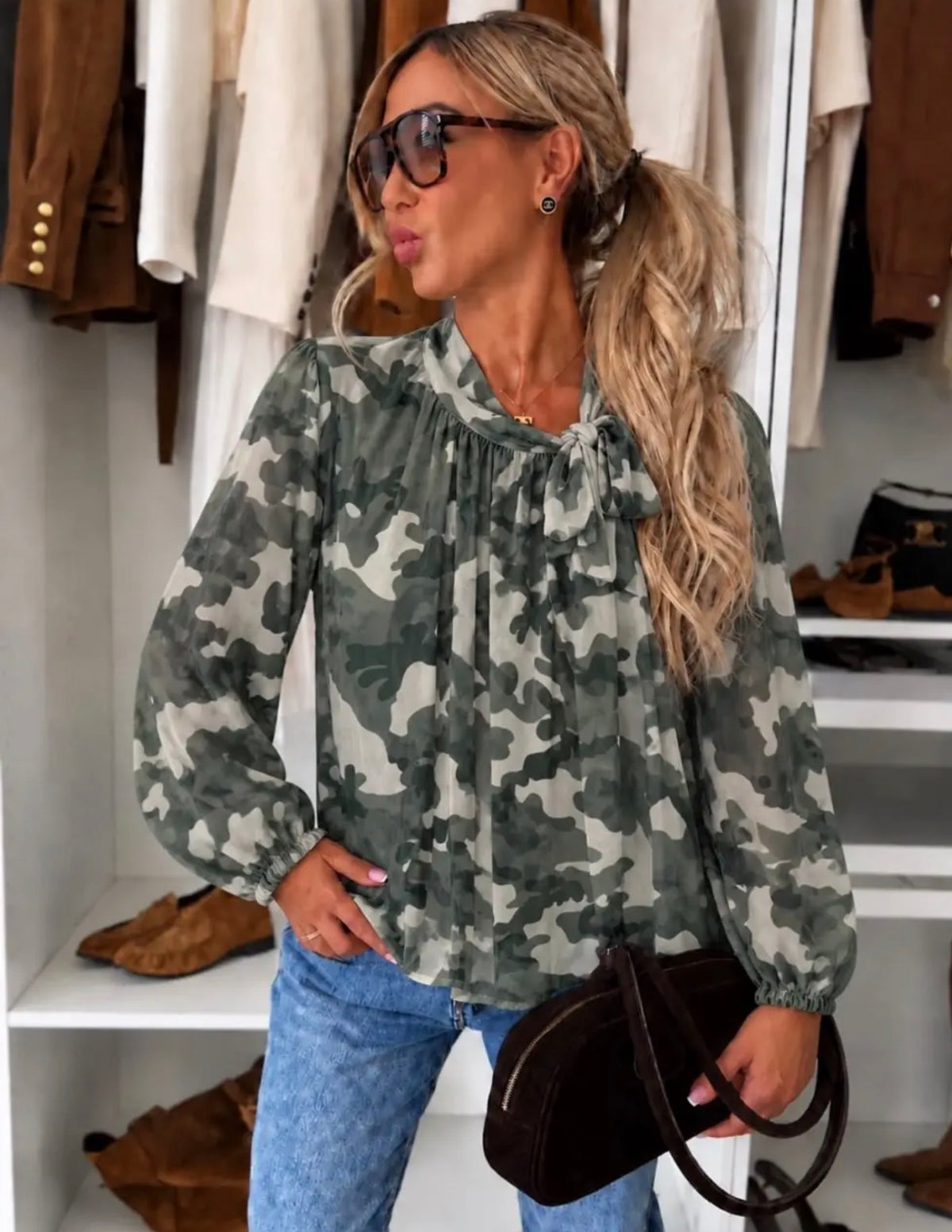 Blusa con nodo stampa mimetica