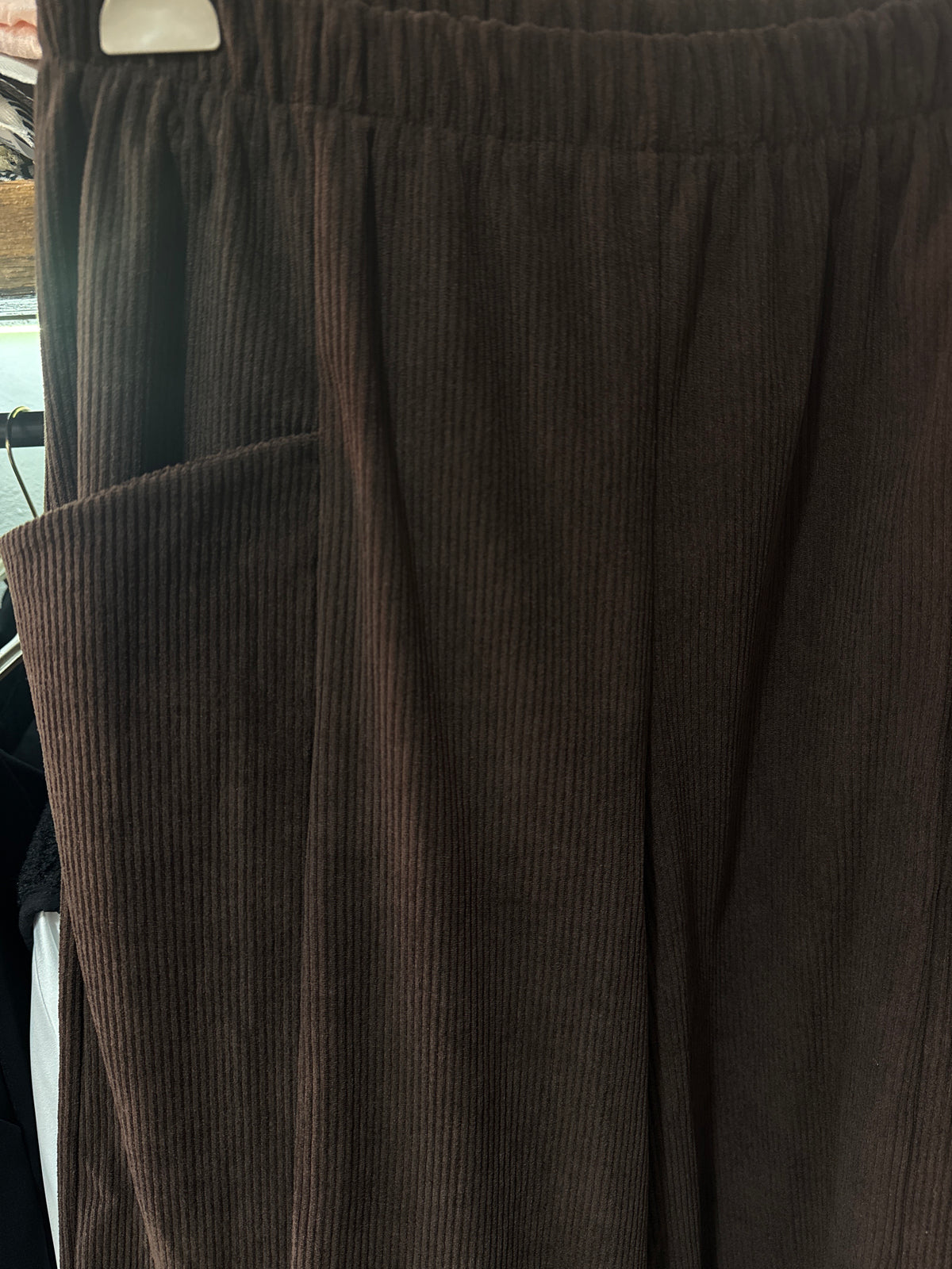 Pantalone balloon in velluto a coste con tasconi