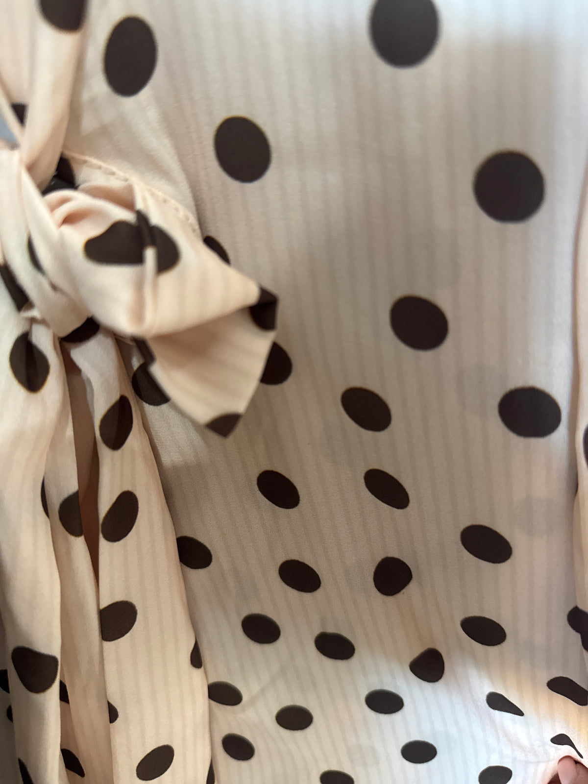 Blusa con nodo a pois