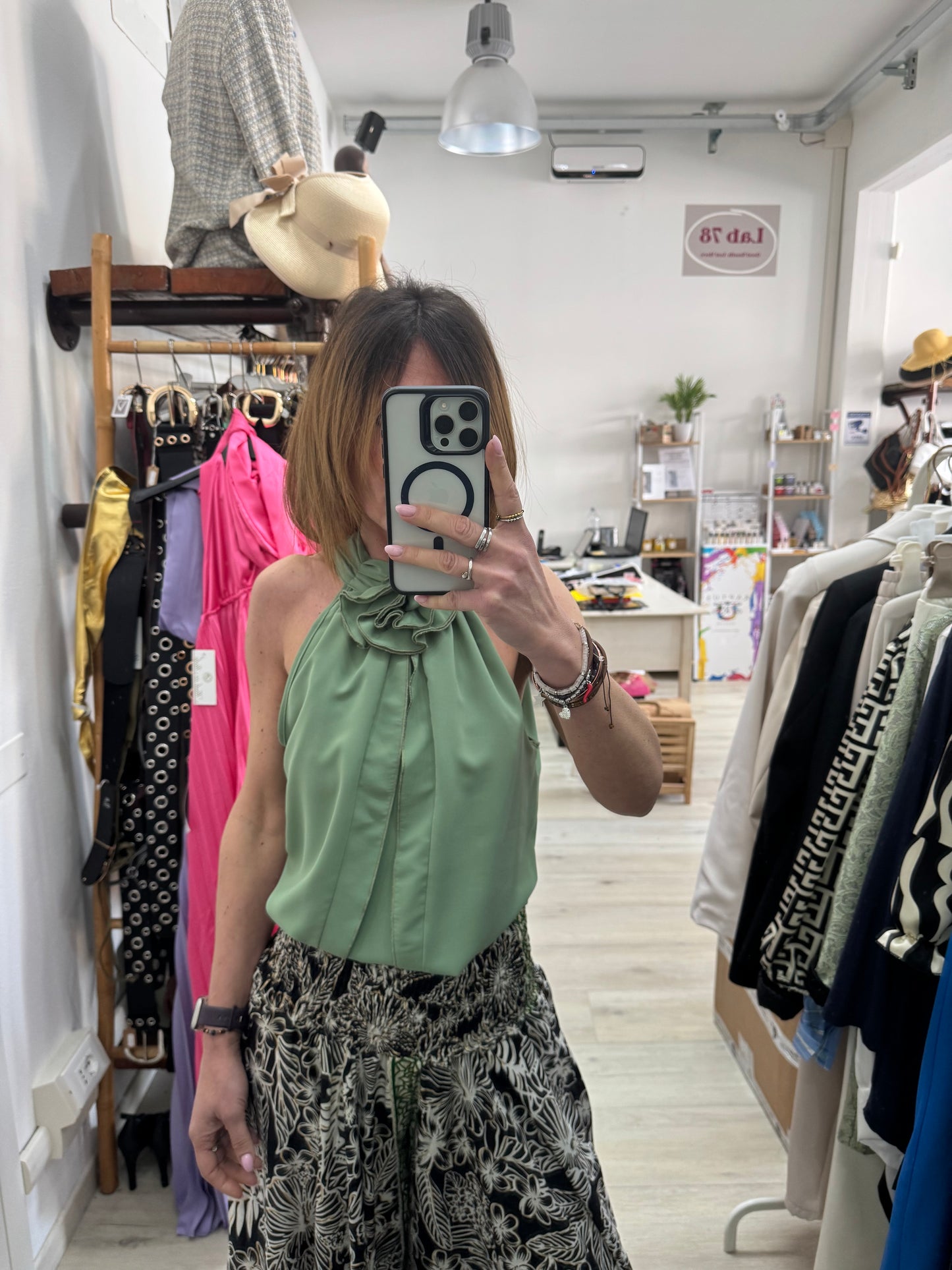 Top verde menta con fiore applicato