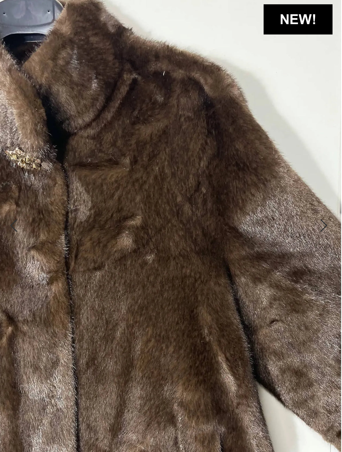 Pelliccia con bottone gioiello