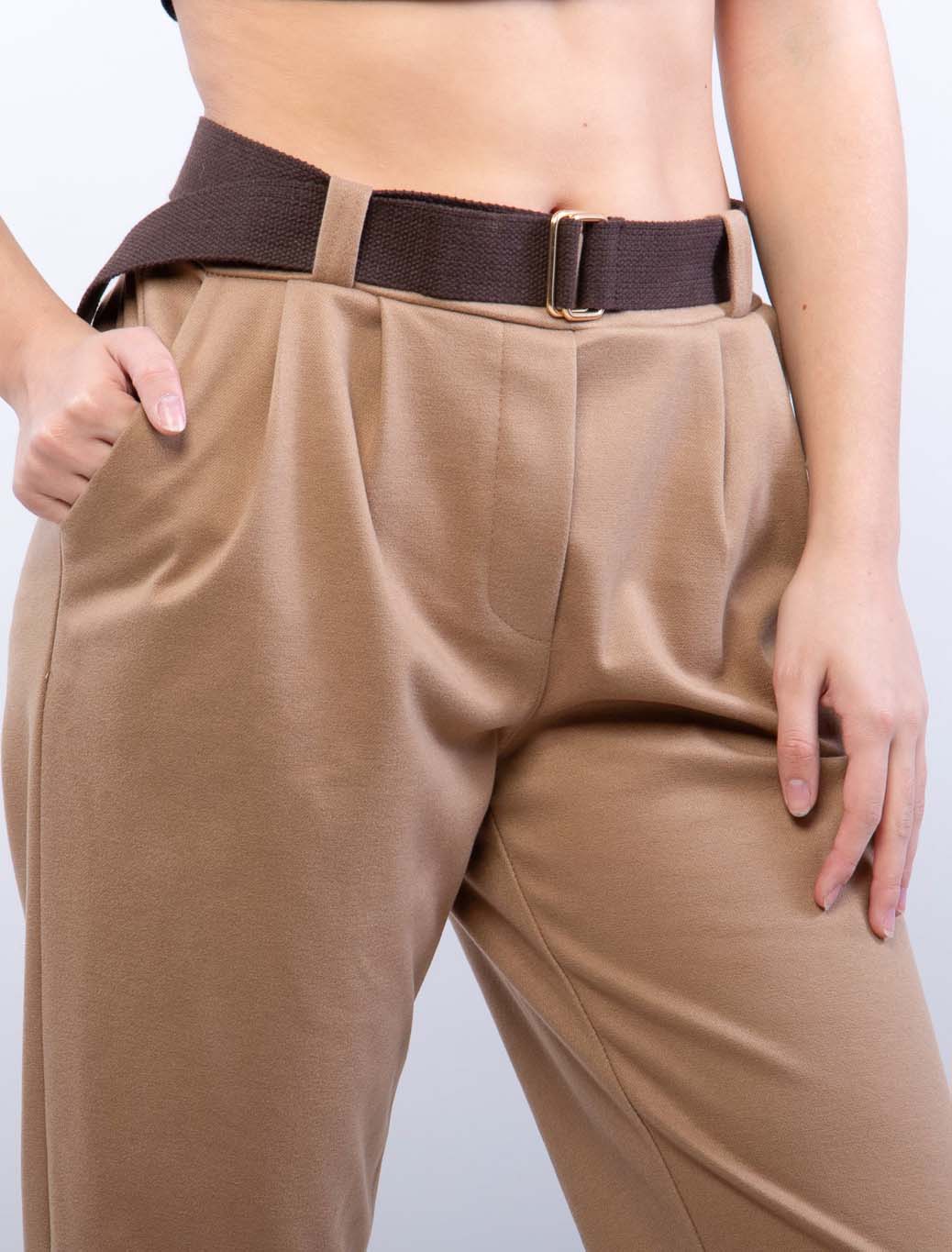 Pantalone con bottone