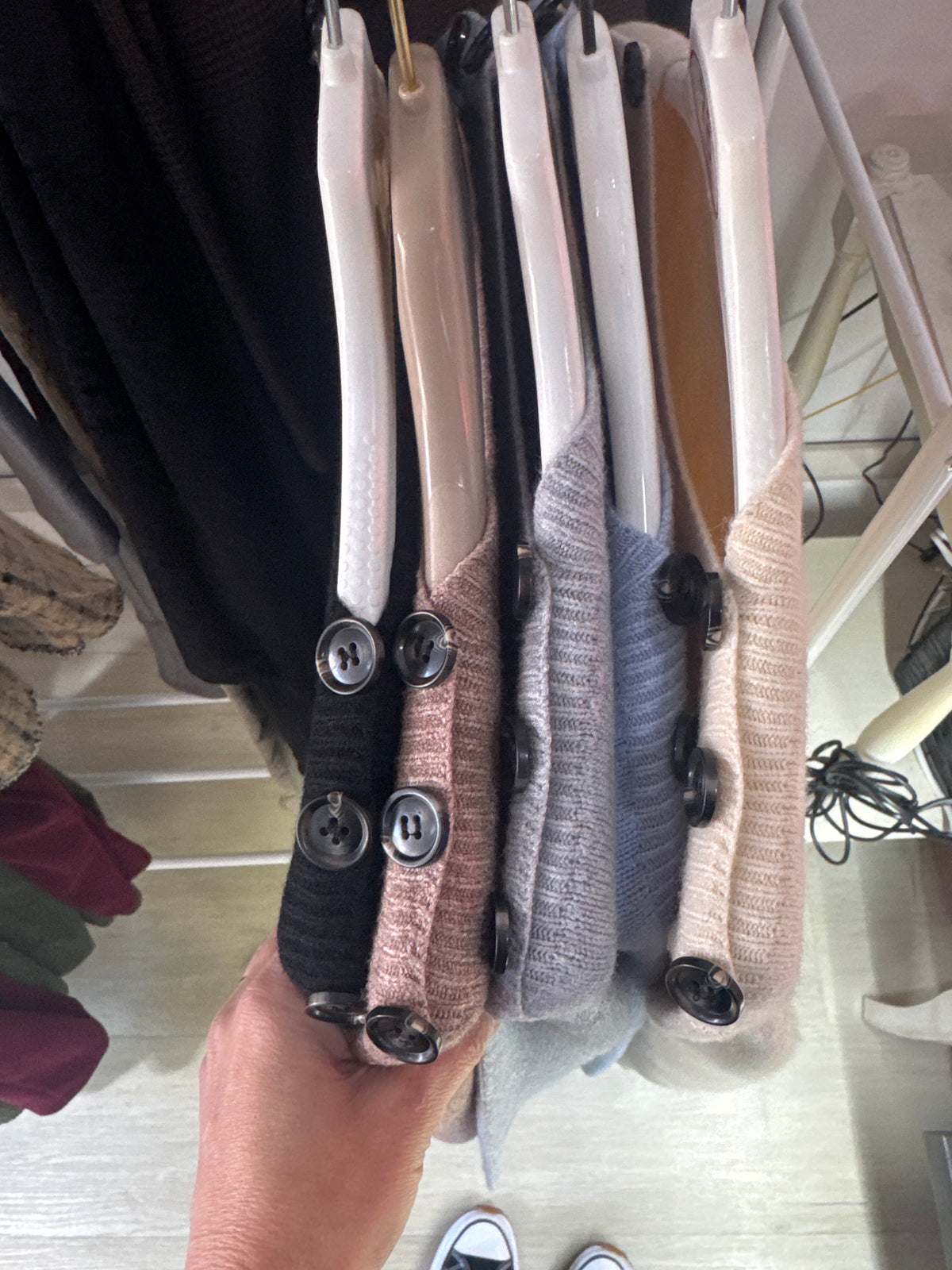 Maglia con bottoni sulle spalle