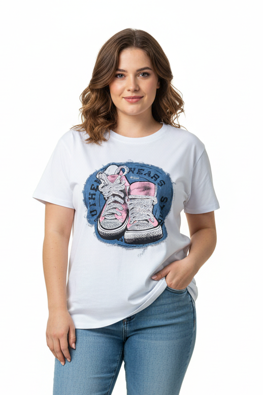 T shirt over sneakers