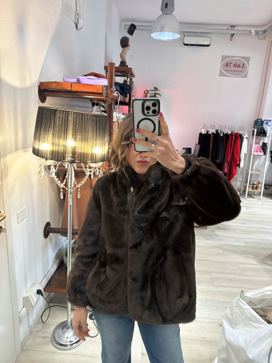 Pelliccia con bottone gioiello