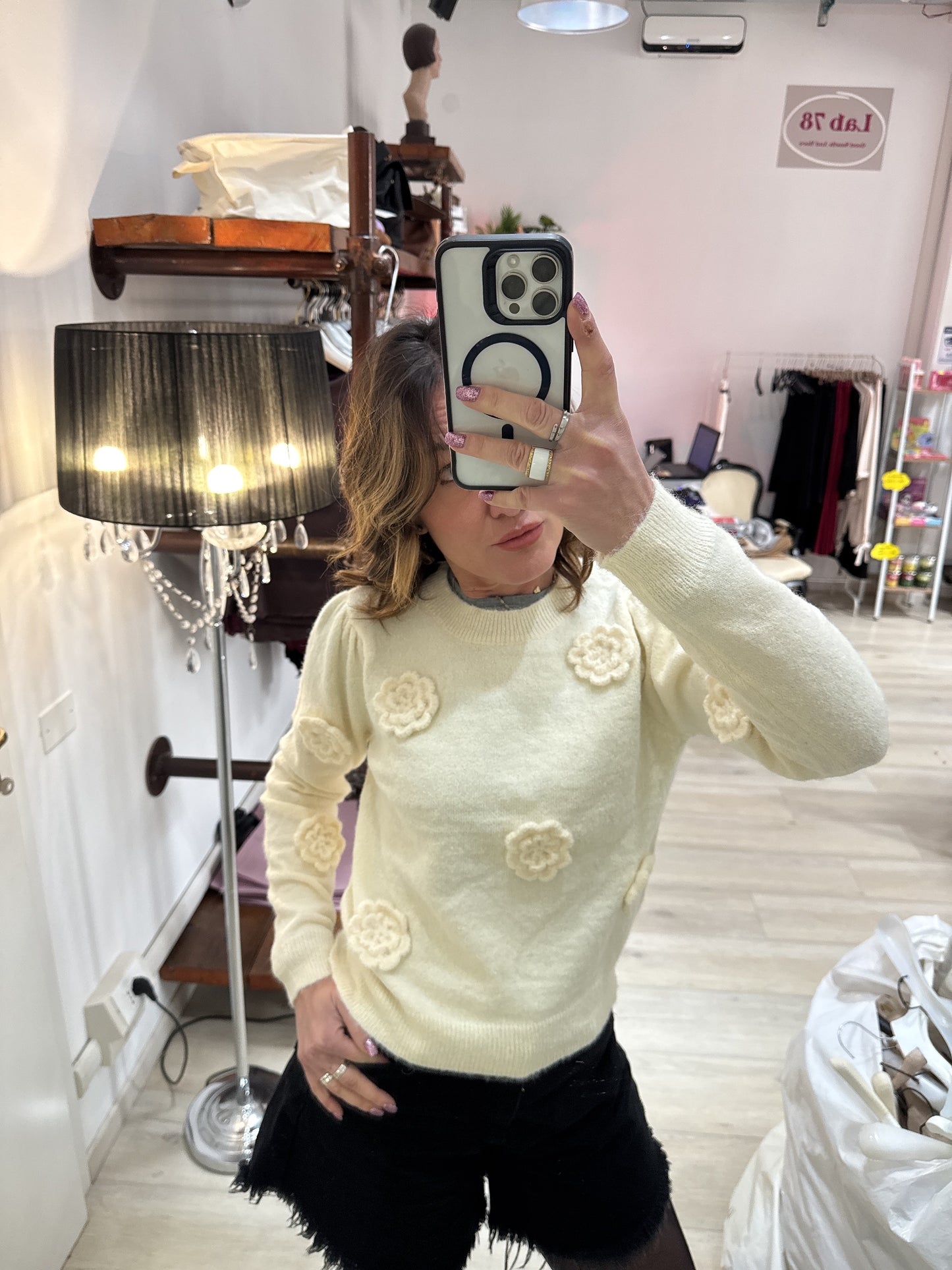 Maglioncino con fiori applicati