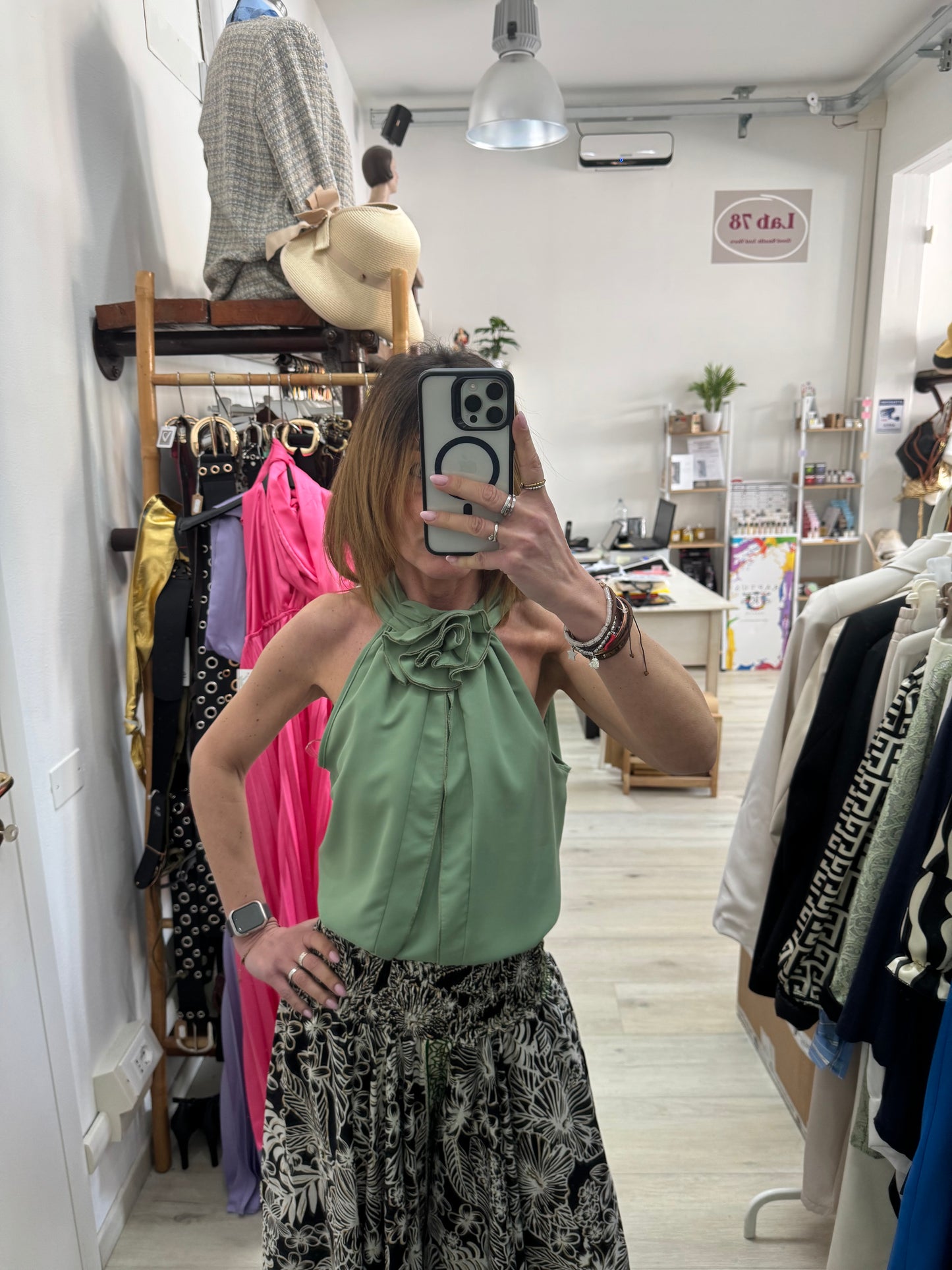 Top verde menta con fiore applicato