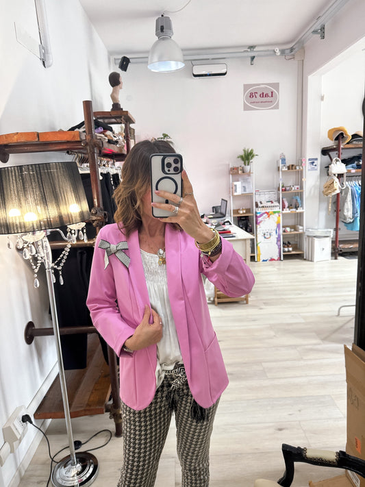 Blazer con spilla