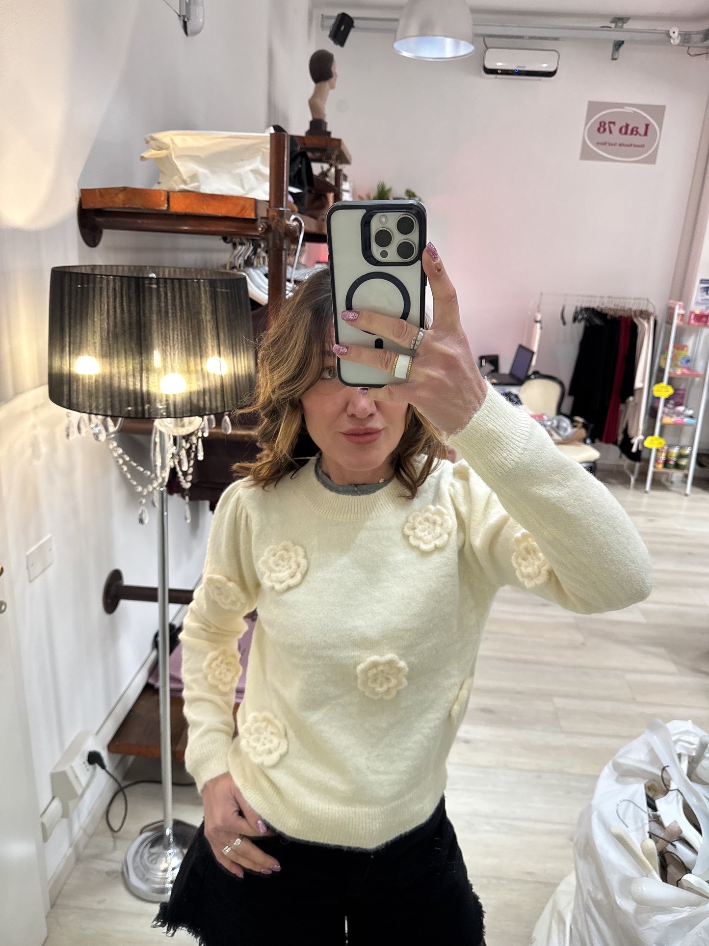 Maglioncino con fiori applicati