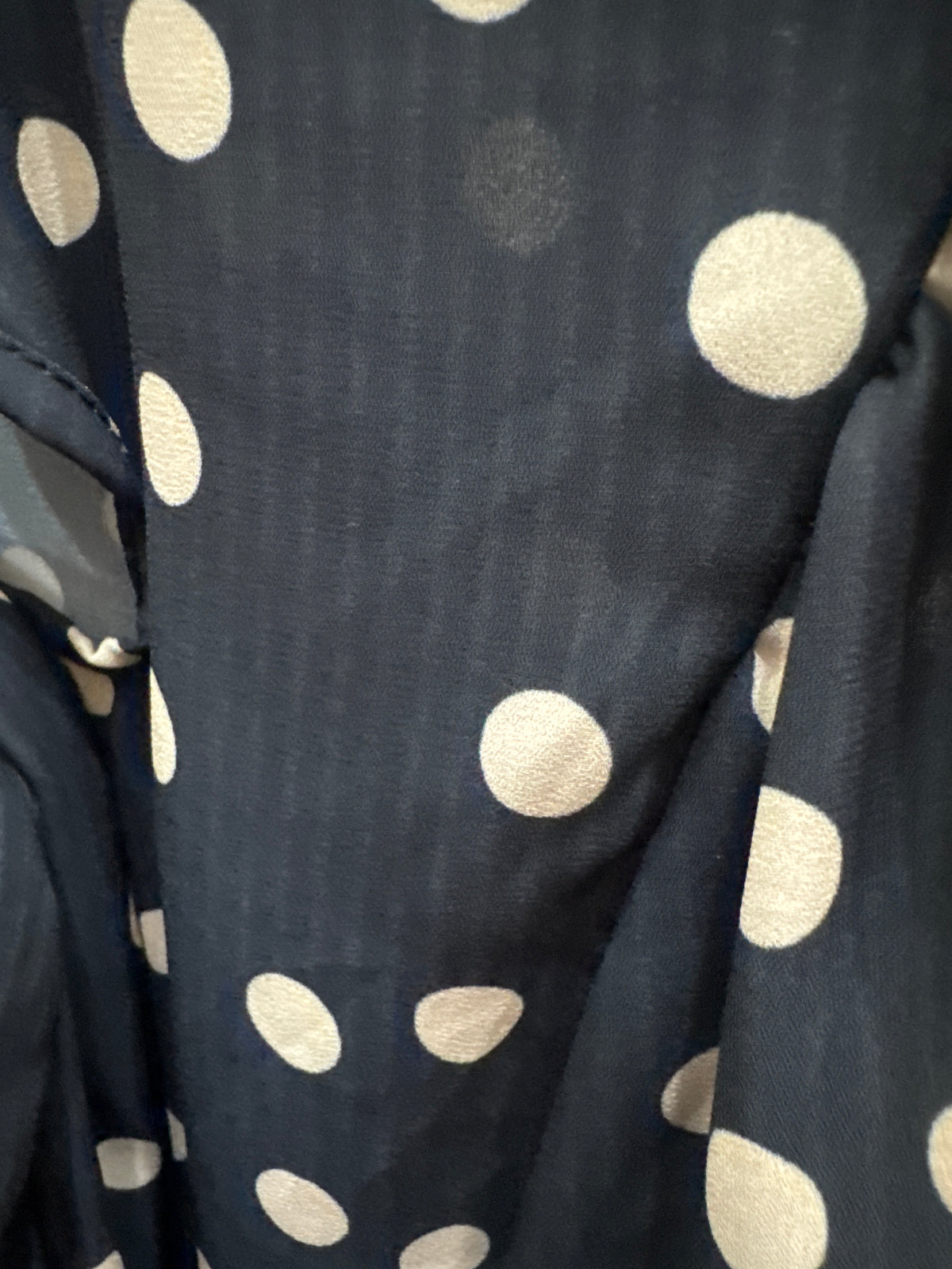 Blusa con nodo a pois