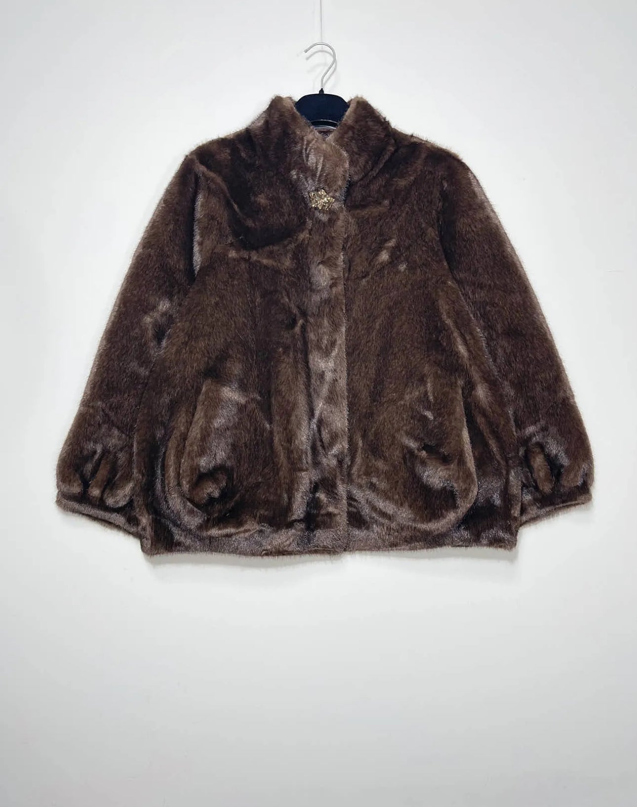 Pelliccia con bottone gioiello