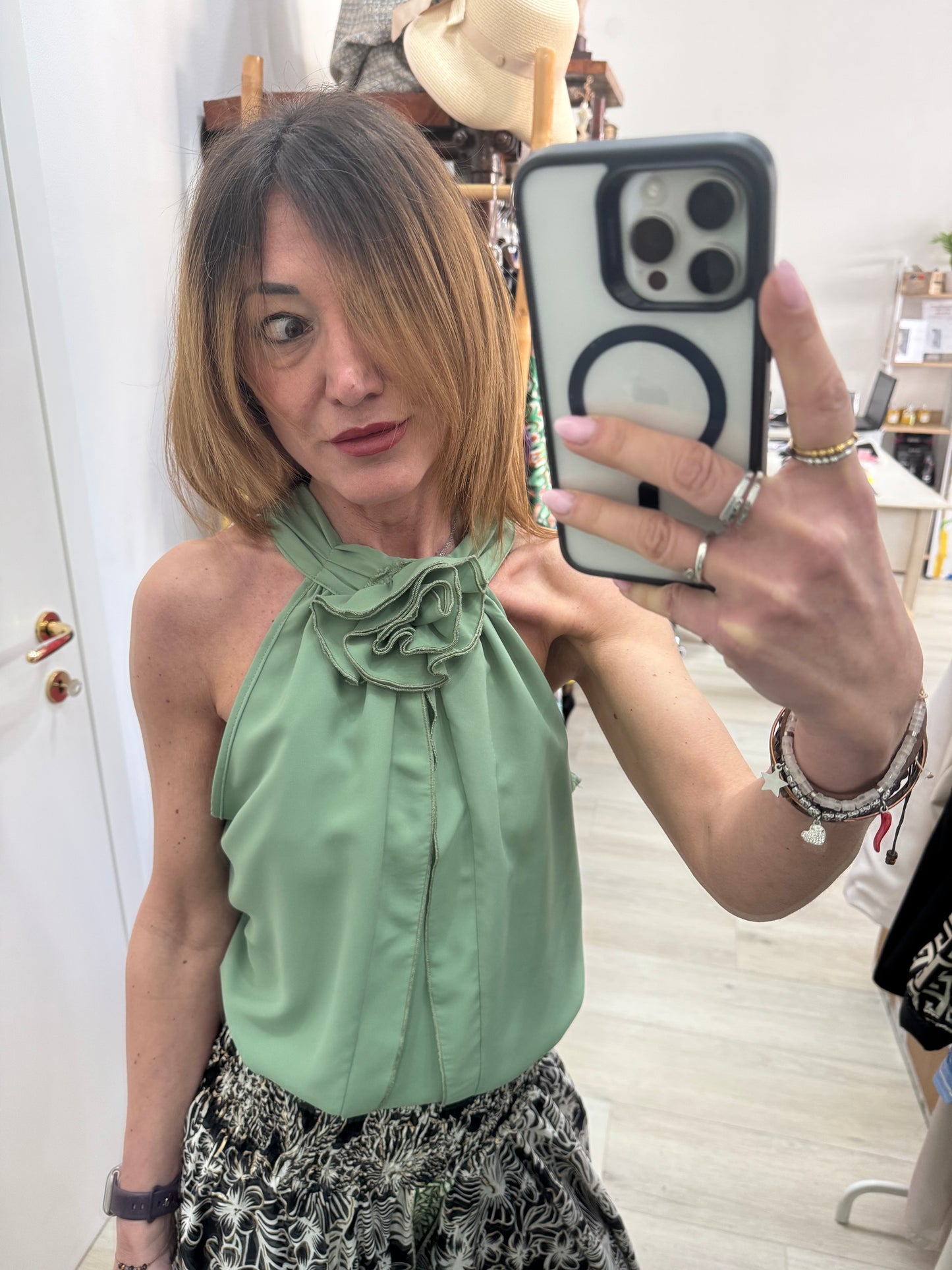 Top verde menta con fiore applicato