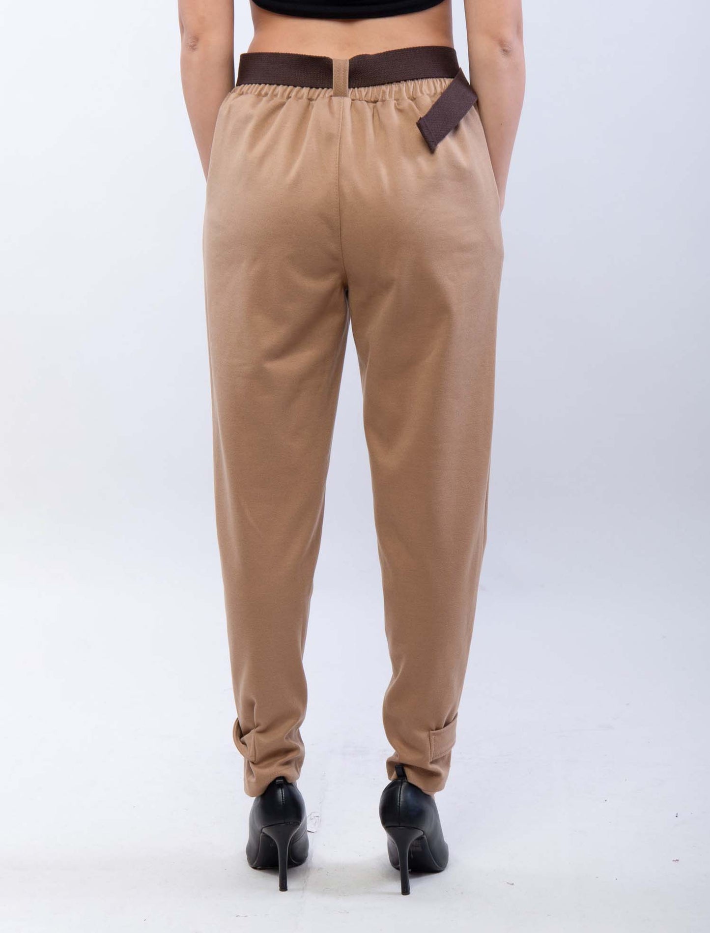 Pantalone con bottone